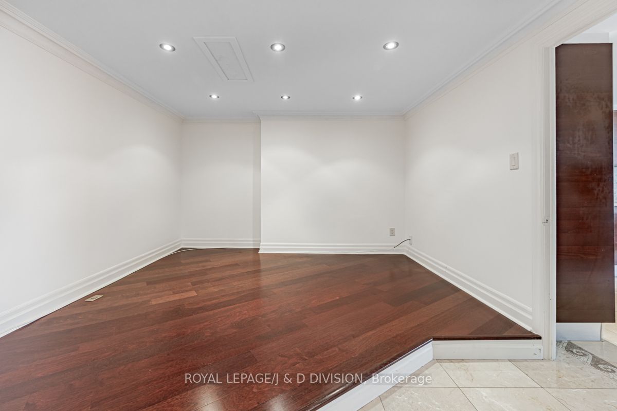 110 Bloor St W, unit 1305 for rent