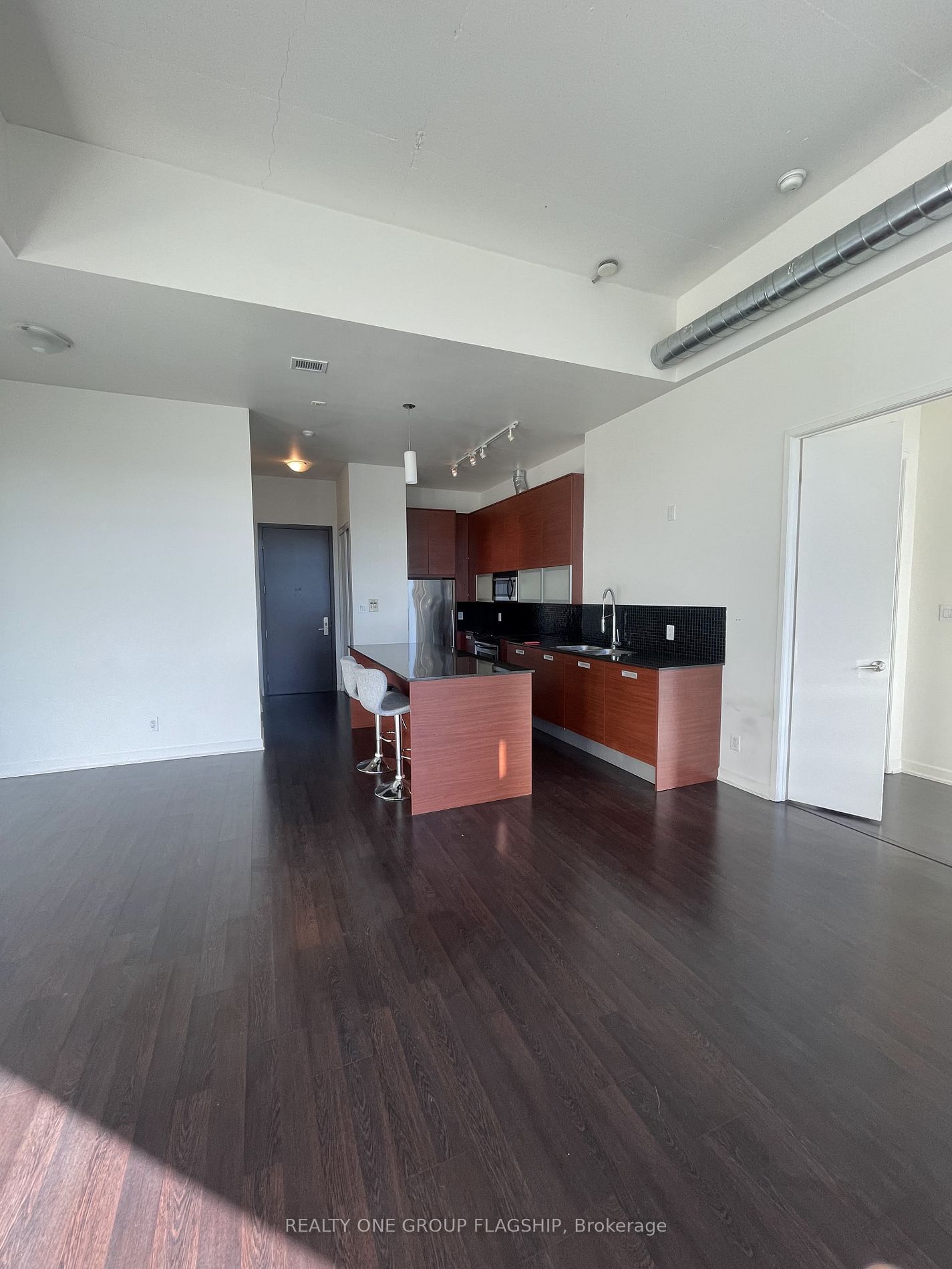 380 Macpherson Ave, unit 405 for rent