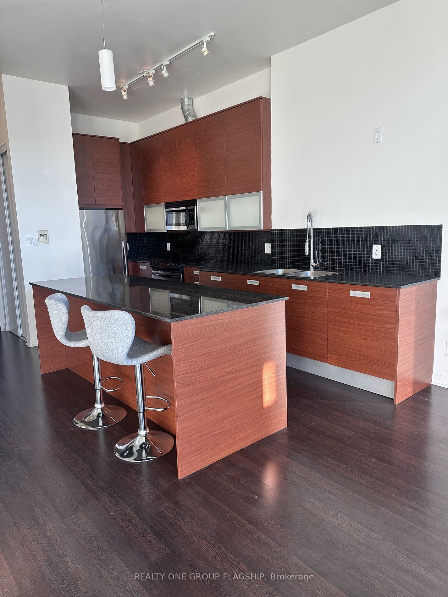 380 Macpherson Ave, unit 405 for rent