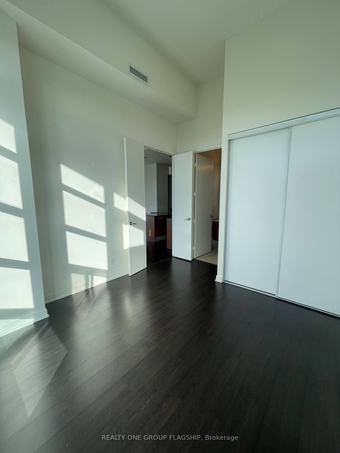 380 Macpherson Ave, unit 405 for rent