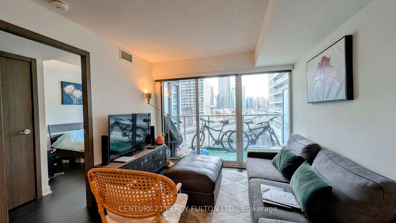 19 Bathurst St, unit 807 for rent