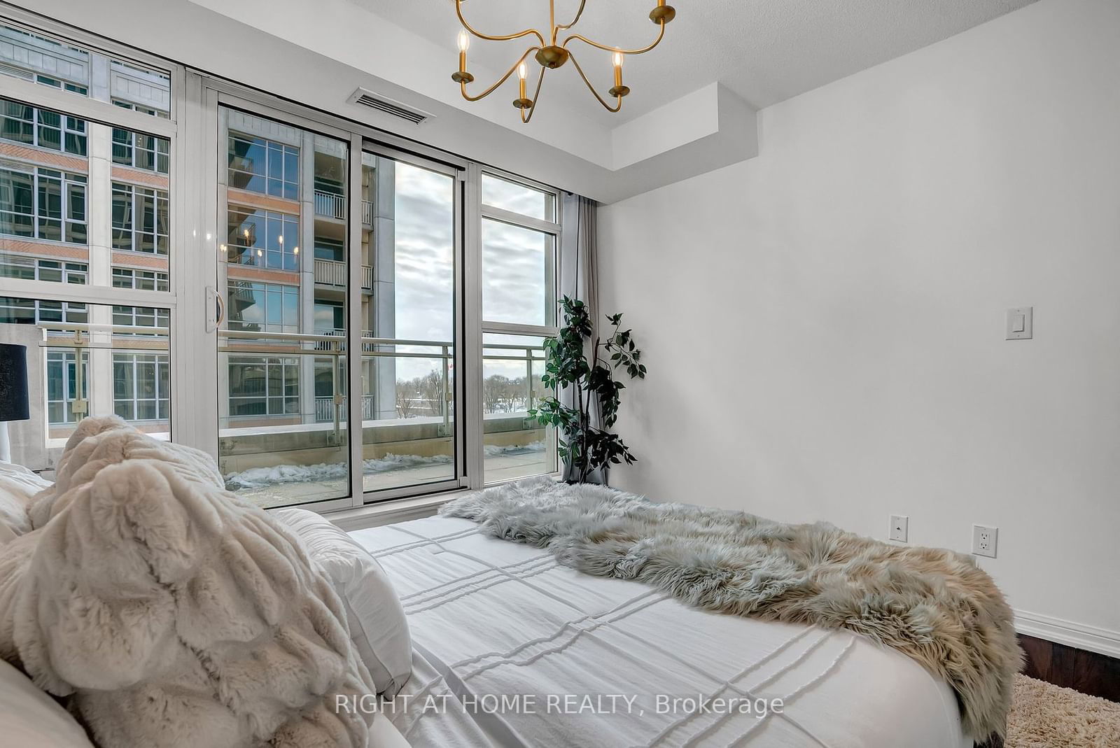 35 Bastion St, unit 809 for sale