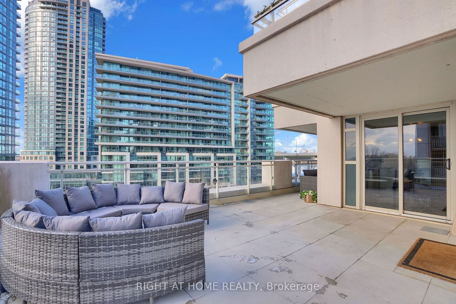 35 Bastion St, unit 809 for sale