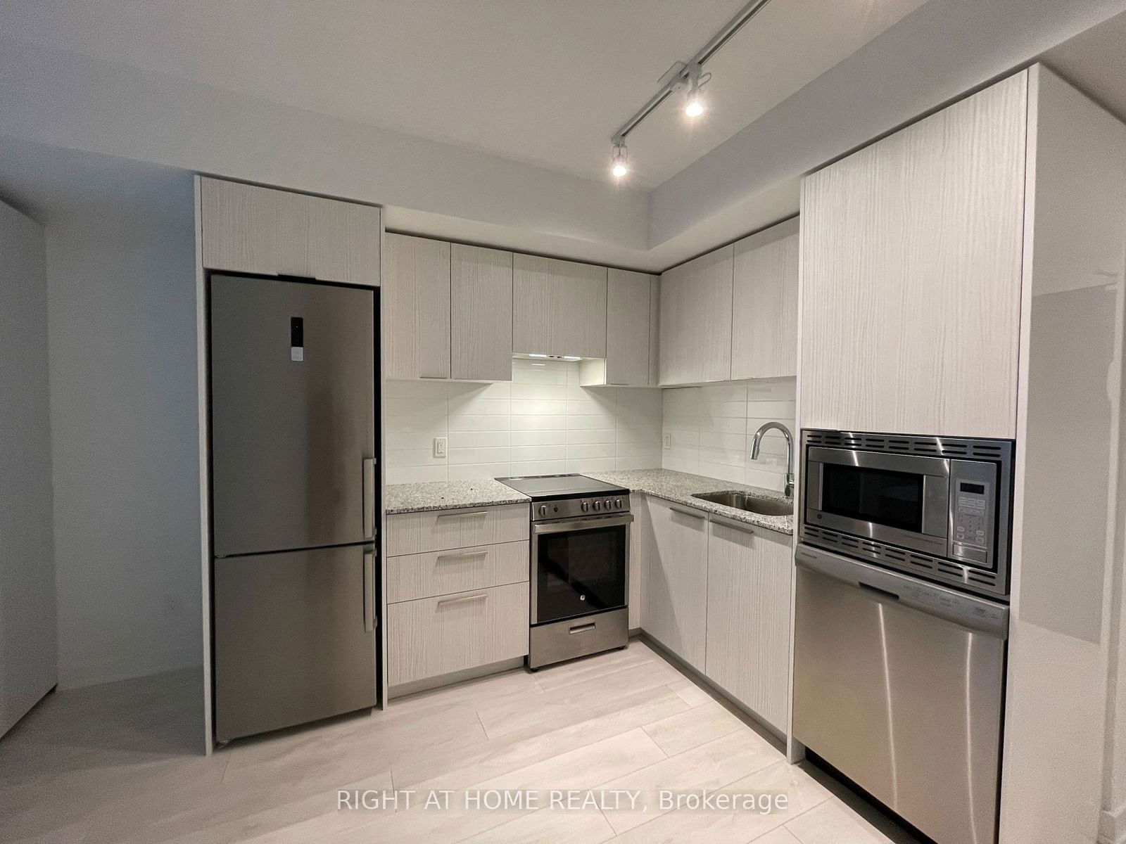 501 Yonge St, unit 2004 for rent