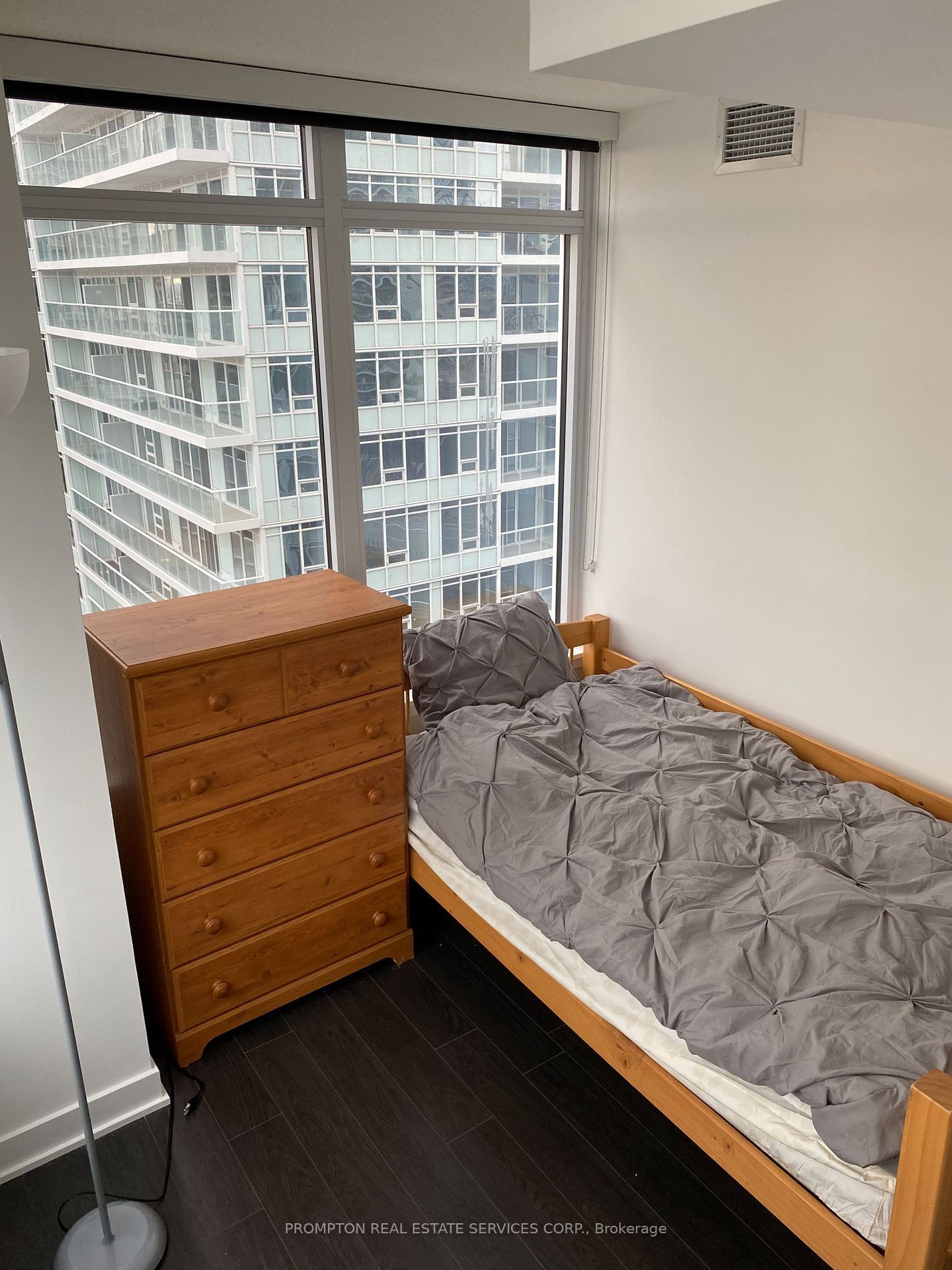 17 Bathurst St, unit 1702 for rent