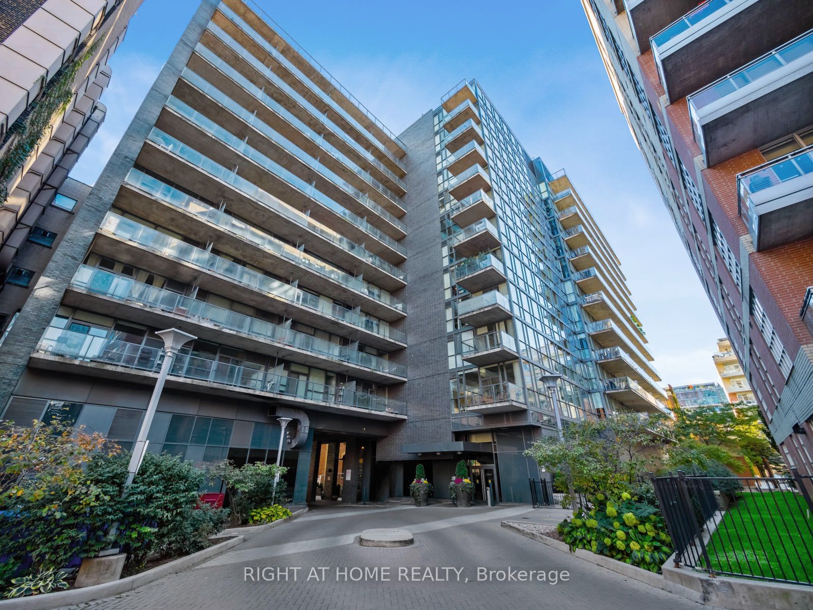 478 King St W, unit 815 for sale