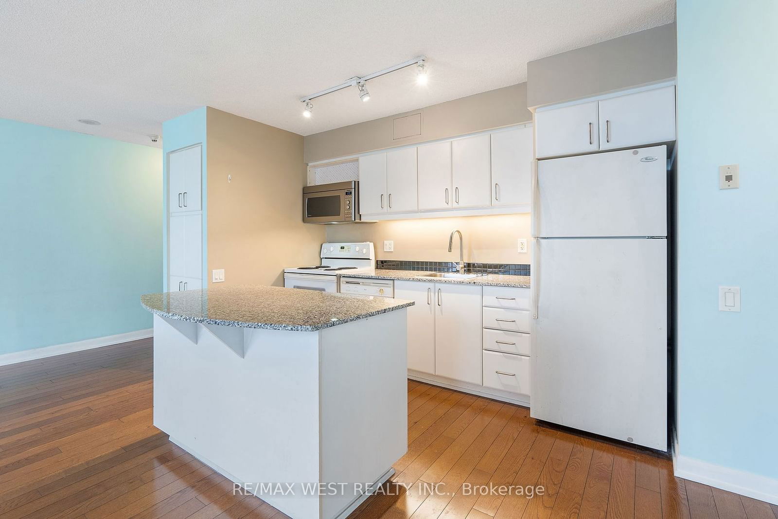 33 Sheppard Ave E, unit 3006 for rent