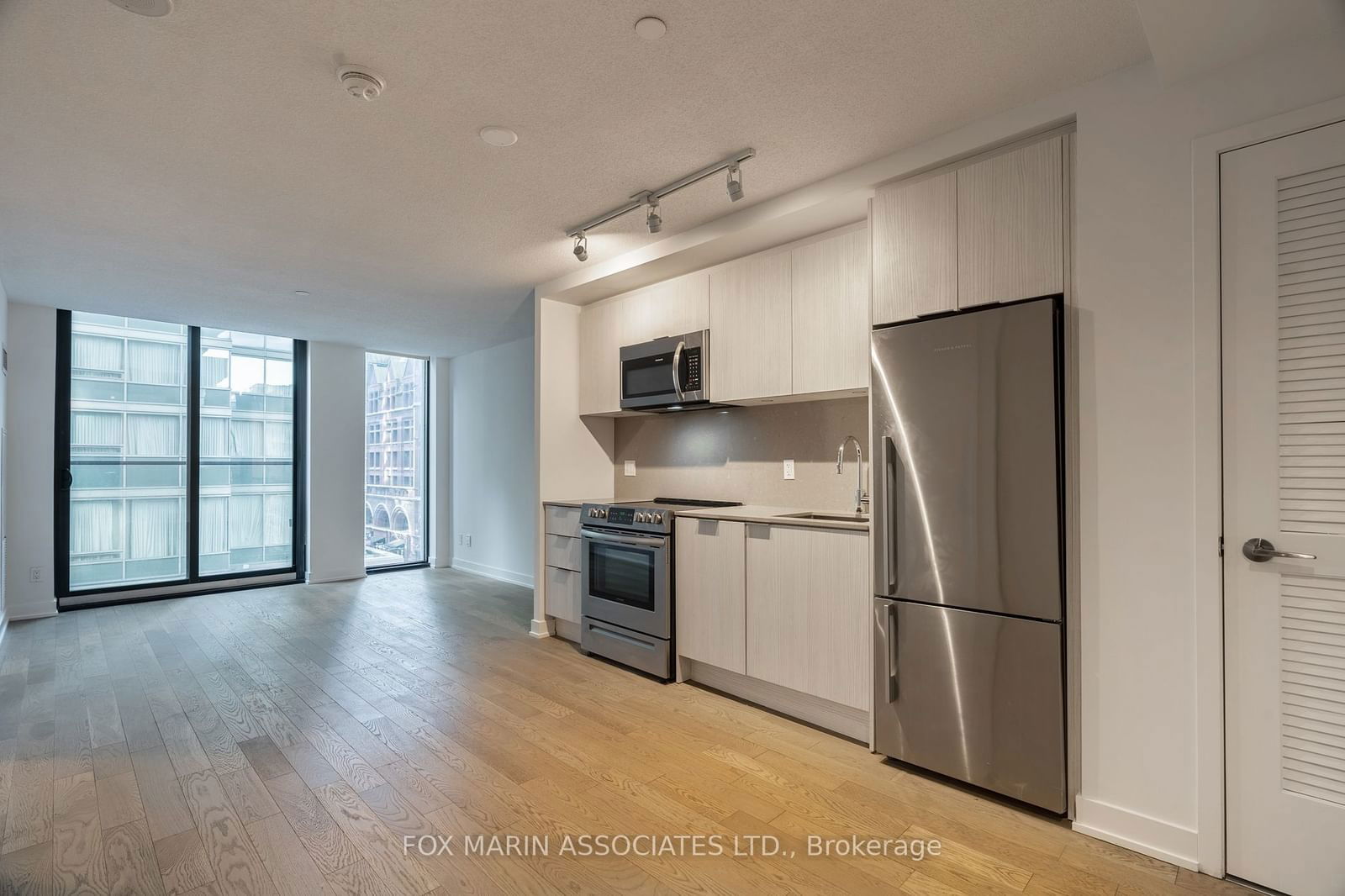 25 Richmond St E, unit 414 for rent