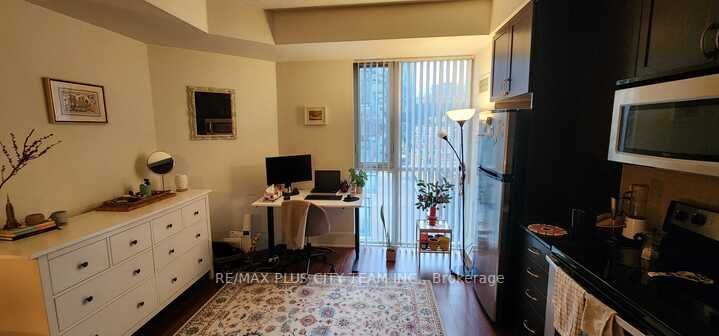 560 Front St W, unit 327 for rent