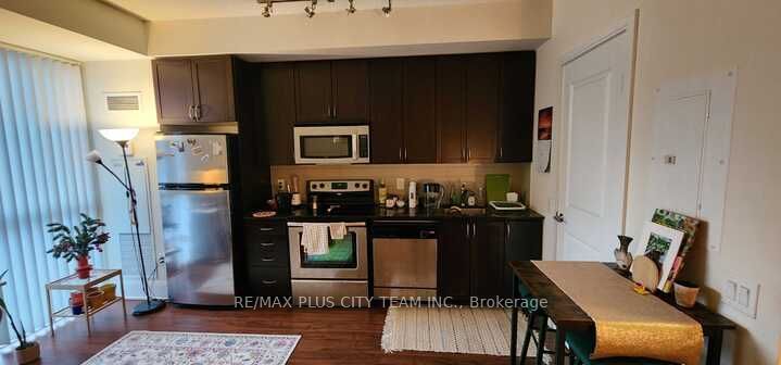 560 Front St W, unit 327 for rent