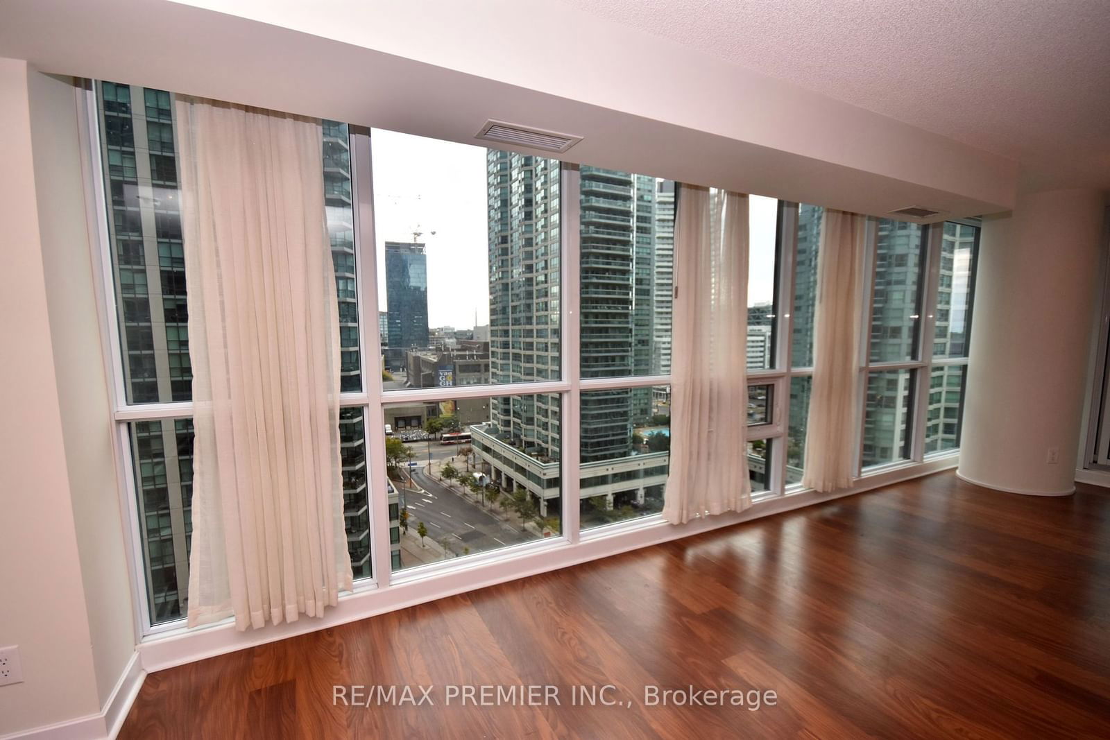 33 Bay St, unit 1208 for sale