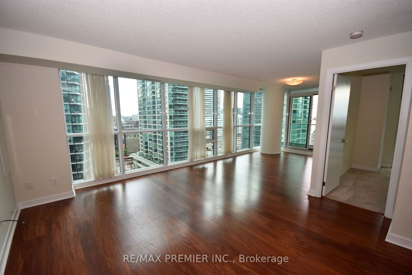 33 Bay St, unit 1208 for sale