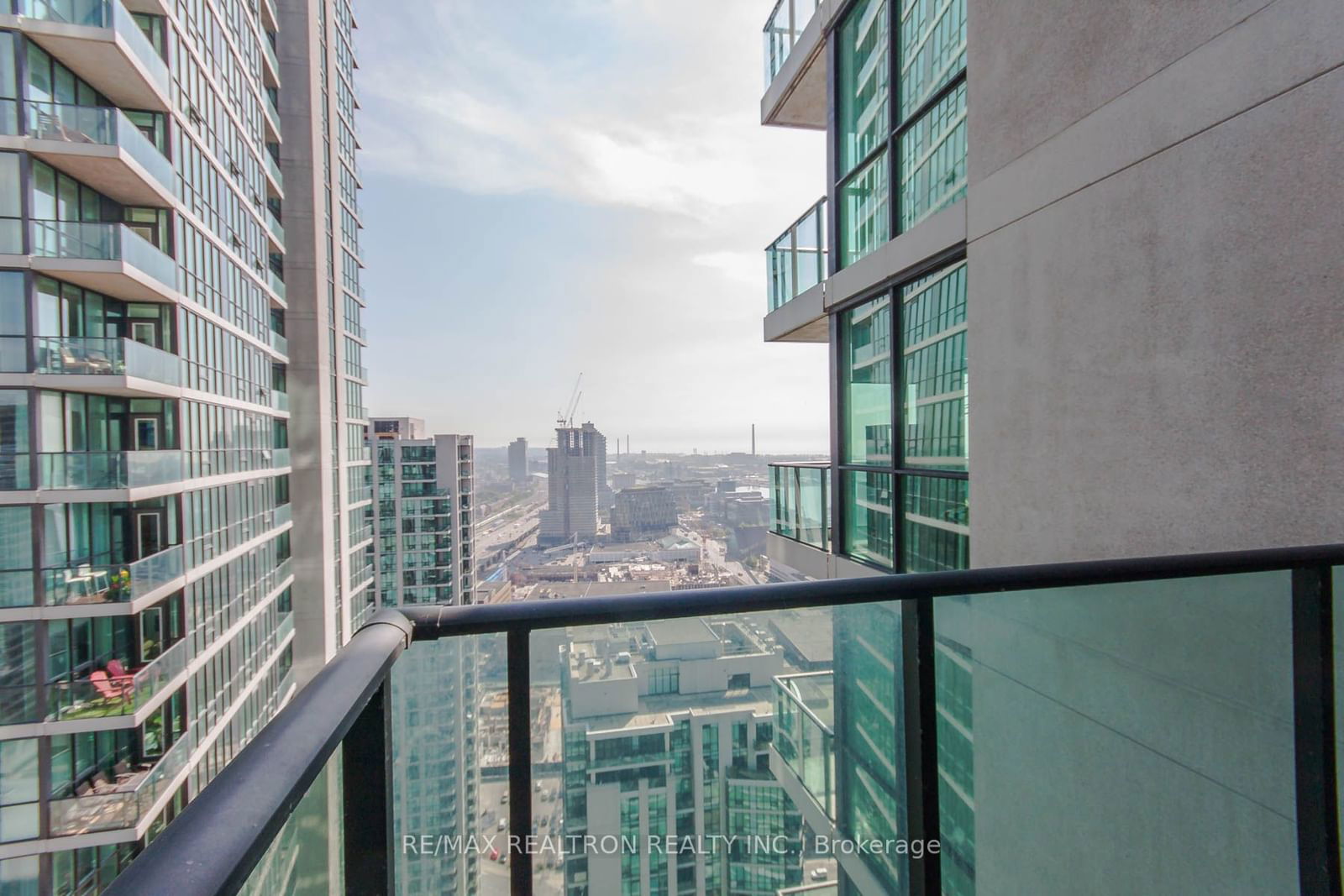 33 Bay St, unit 4005 for rent