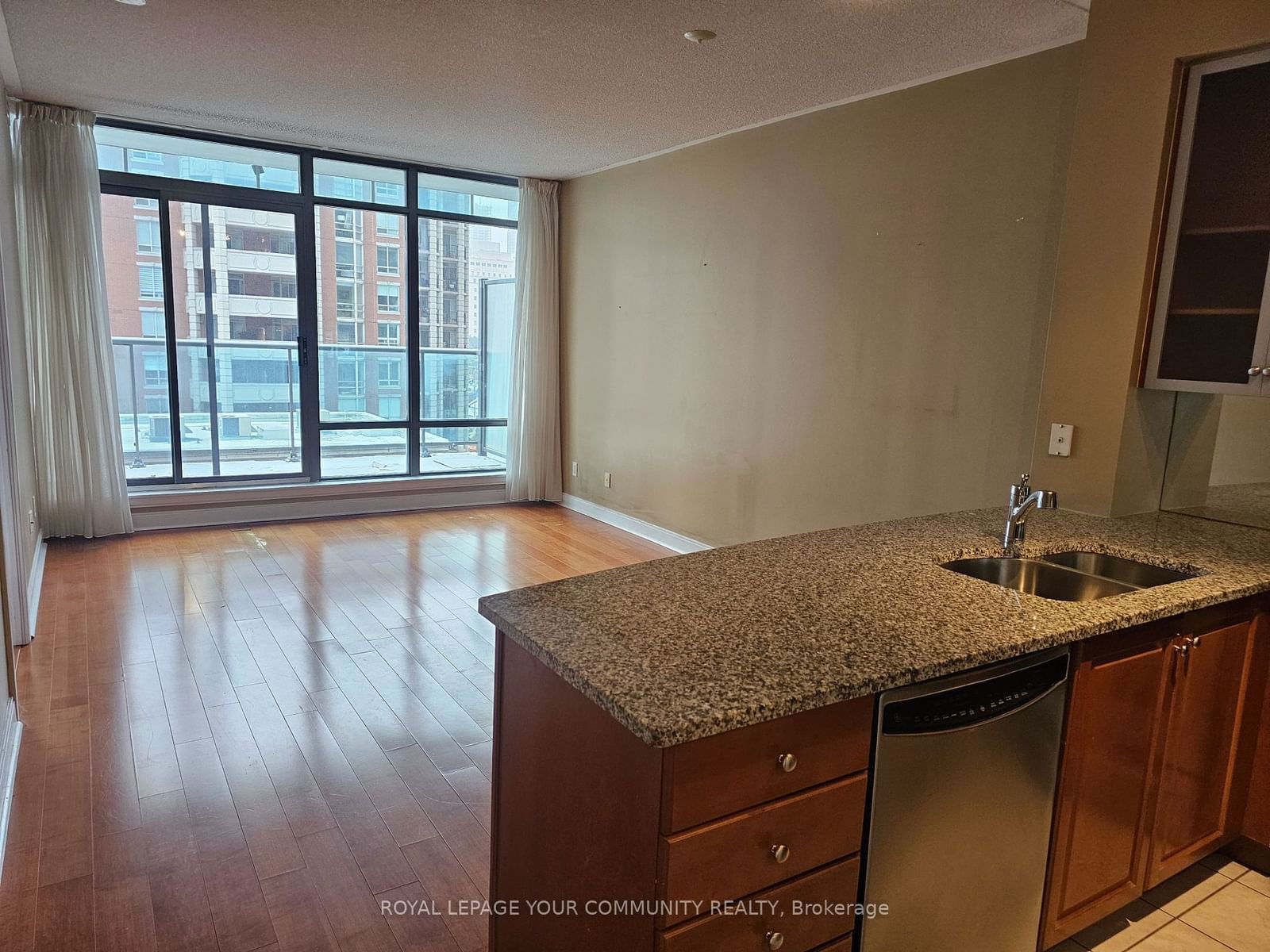 18 Yorkville Ave, unit 613 for rent