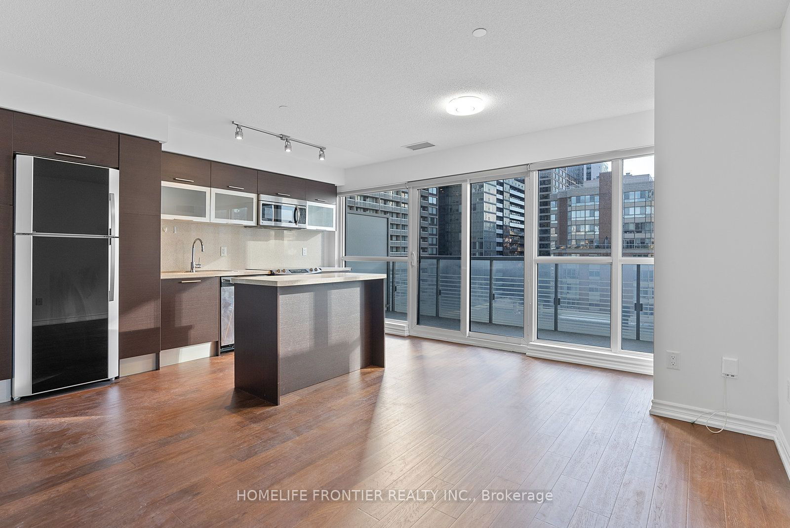 386 Yonge St, unit 918 for sale