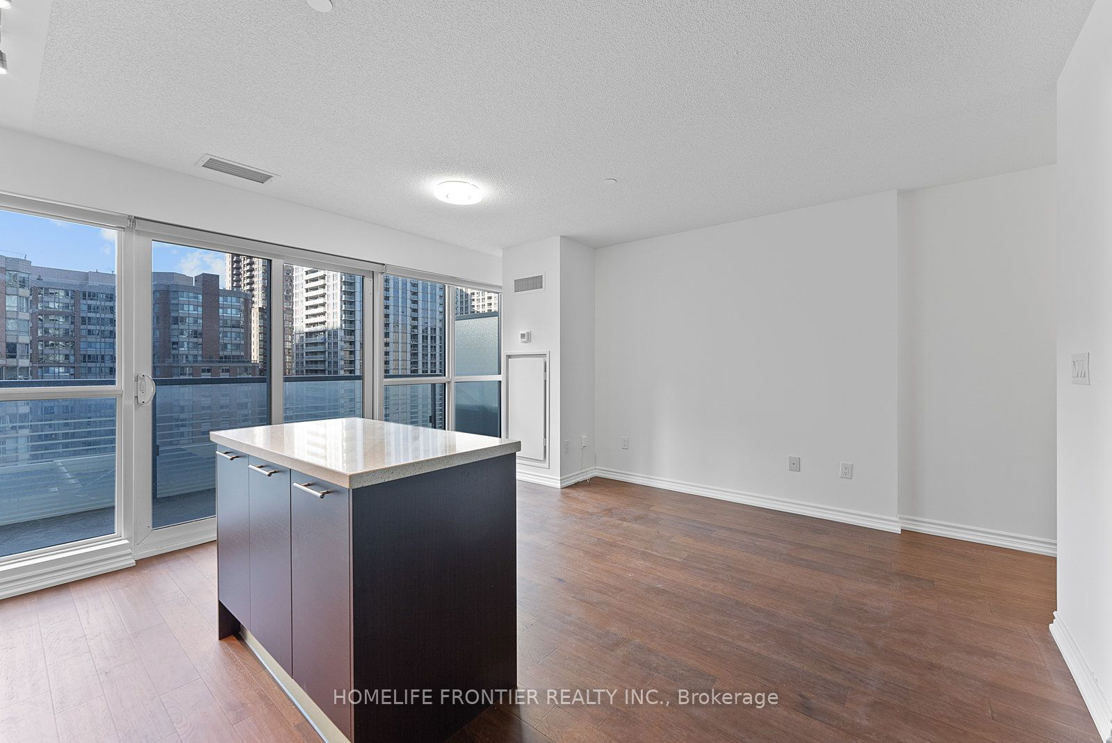 386 Yonge St, unit 918 for sale