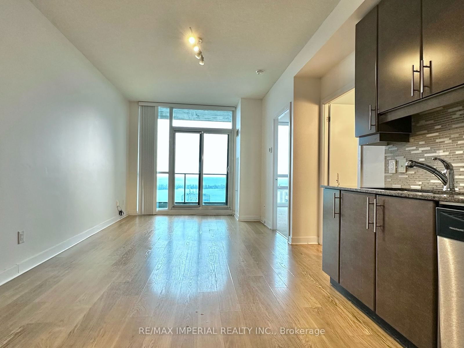 33 Bay St, unit 4111 for rent