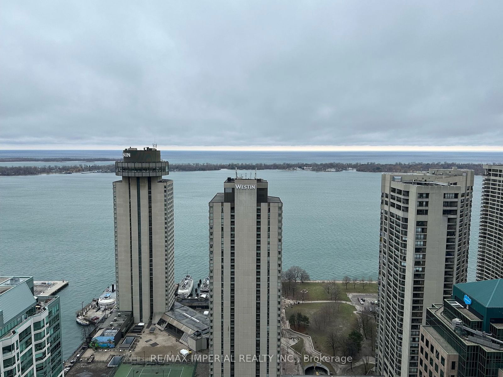 33 Bay St, unit 4111 for rent