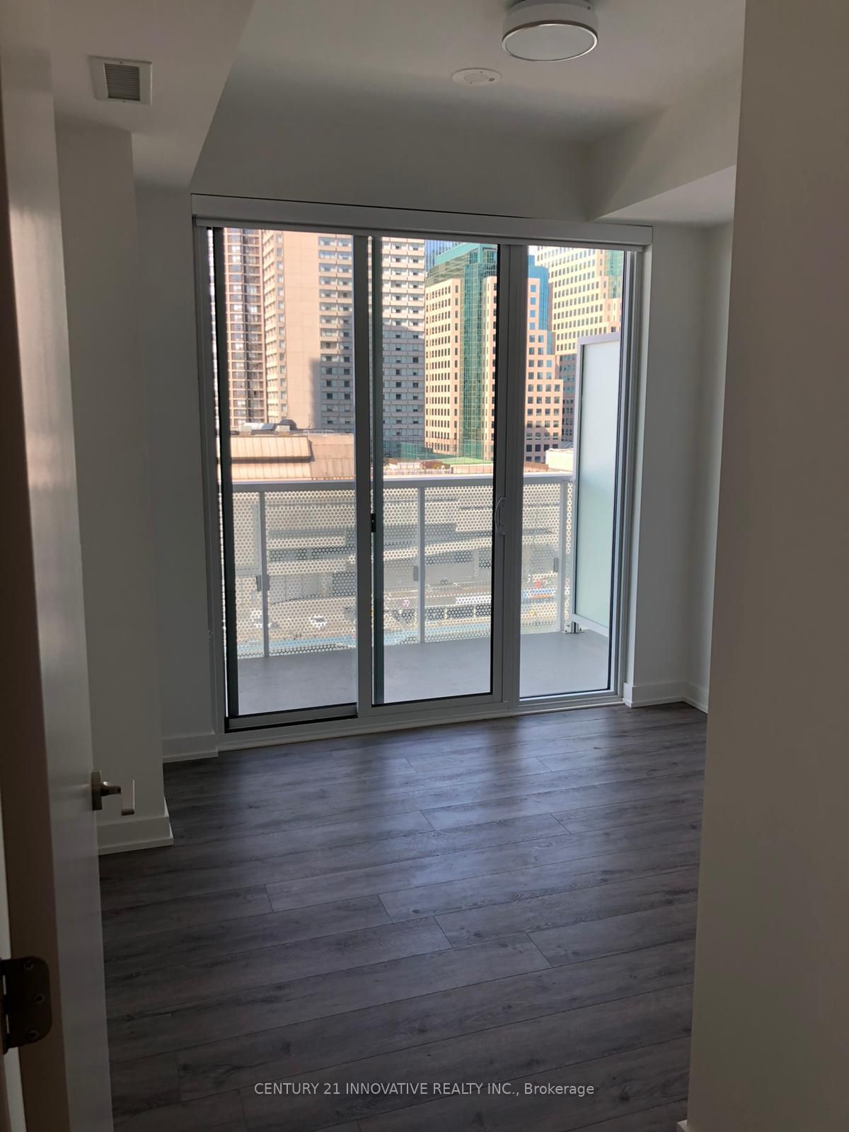 15 Queens Quay E, unit 911 for sale