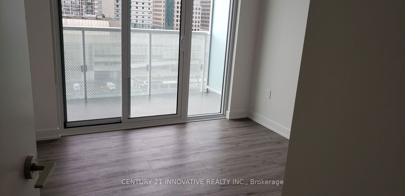 15 Queens Quay E, unit 911 for sale