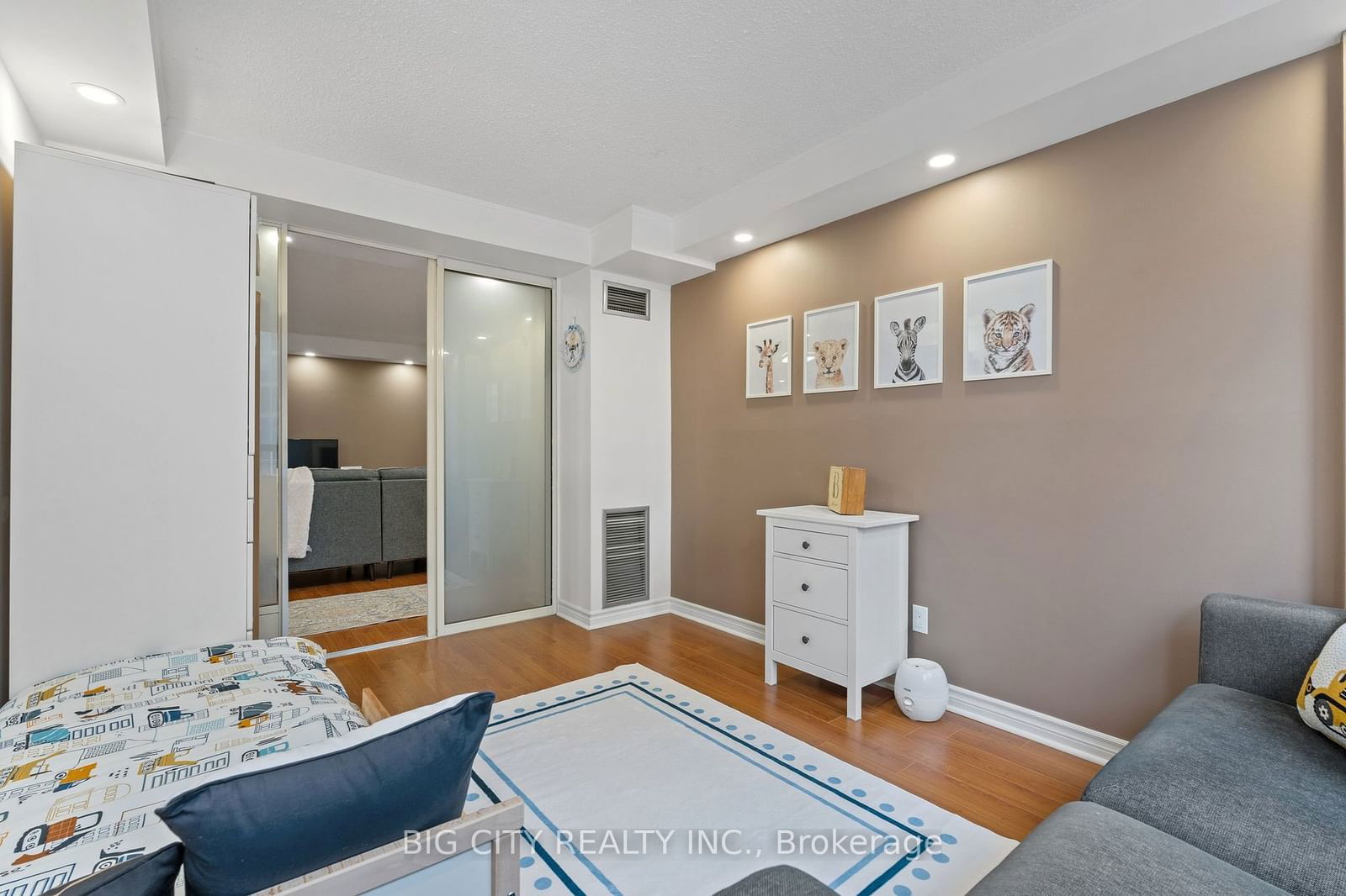 633 Bay St, unit 721 for sale