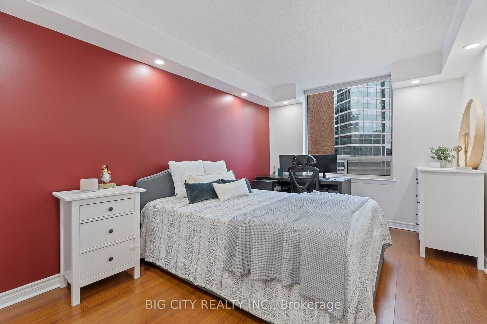 633 Bay St, unit 721 for sale