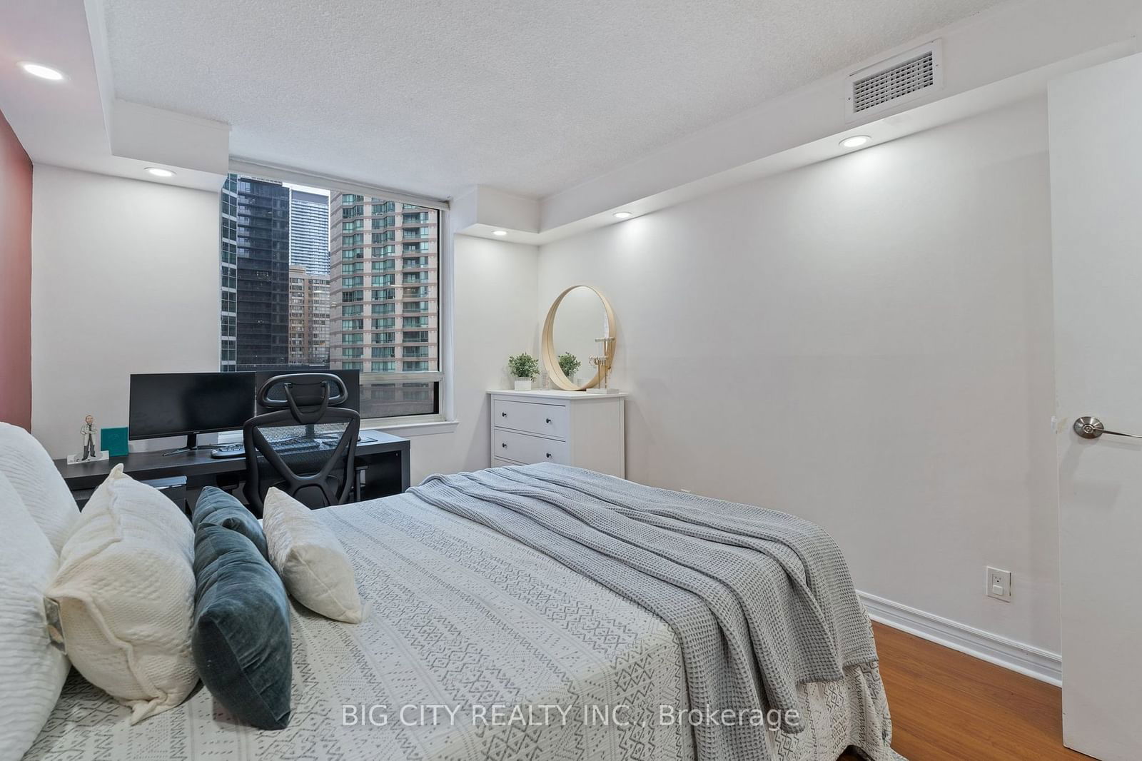 633 Bay St, unit 721 for sale