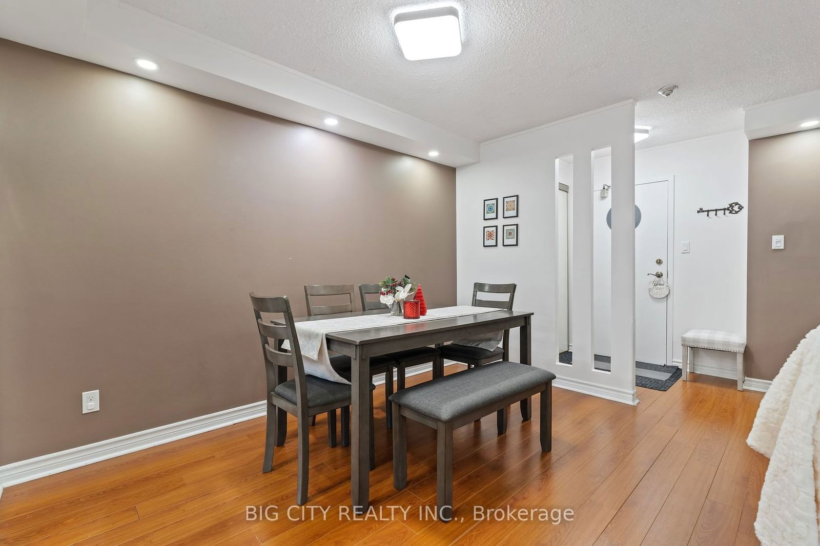 633 Bay St, unit 721 for sale