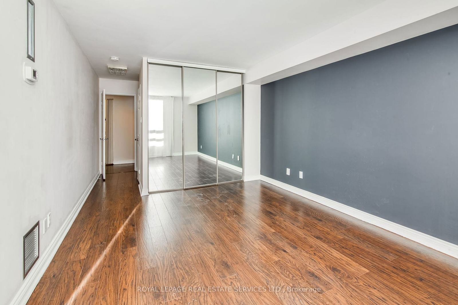 77 Carlton St, unit 307 for rent