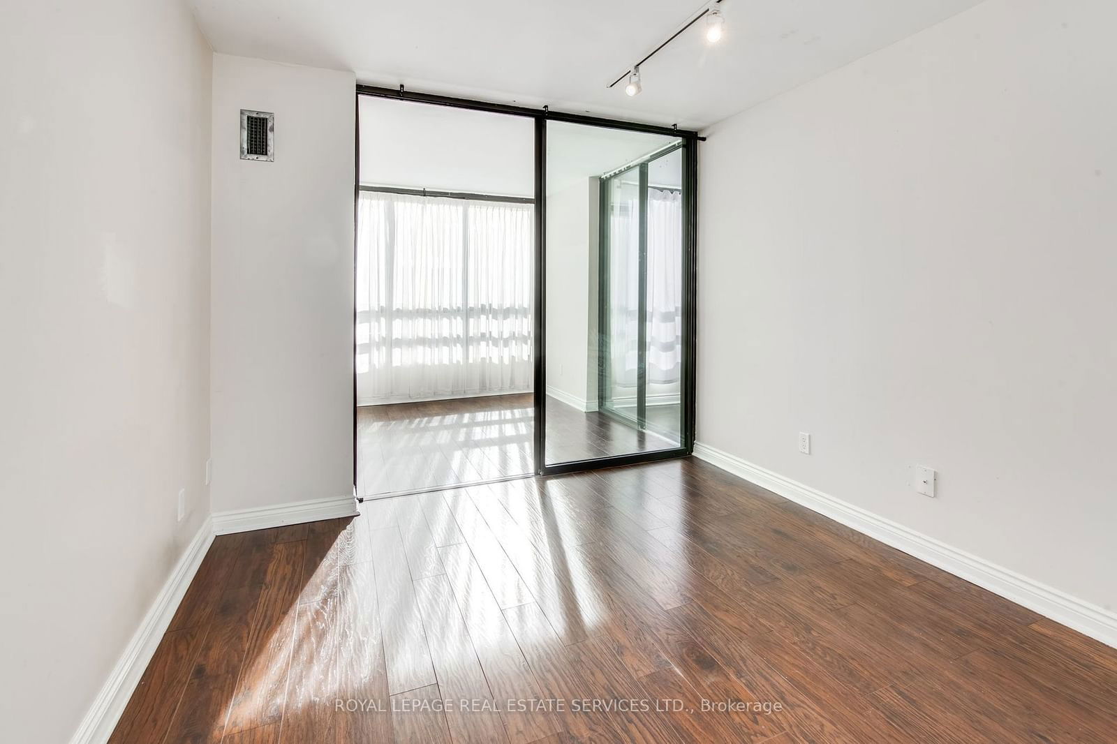 77 Carlton St, unit 307 for rent