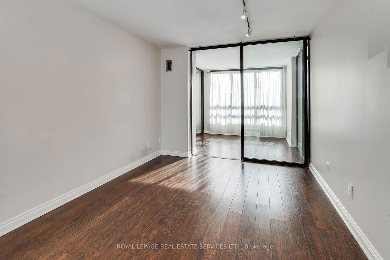 77 Carlton St, unit 307 for rent