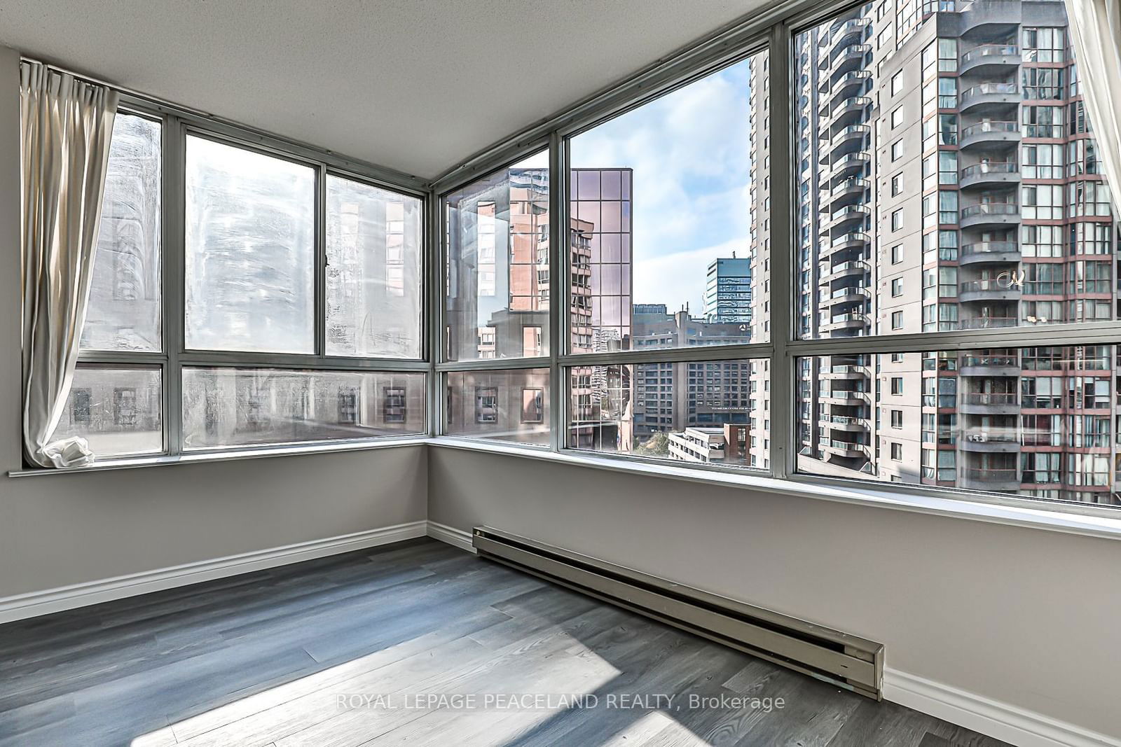 717 Bay St, unit 1307 for rent