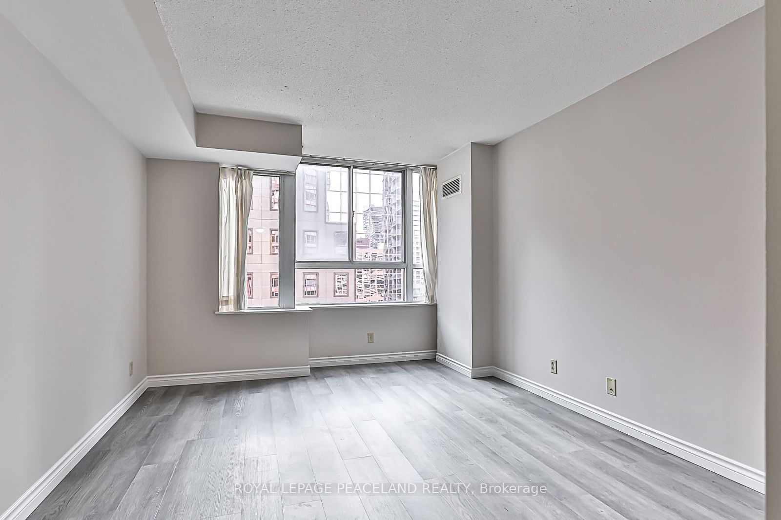 717 Bay St, unit 1307 for rent