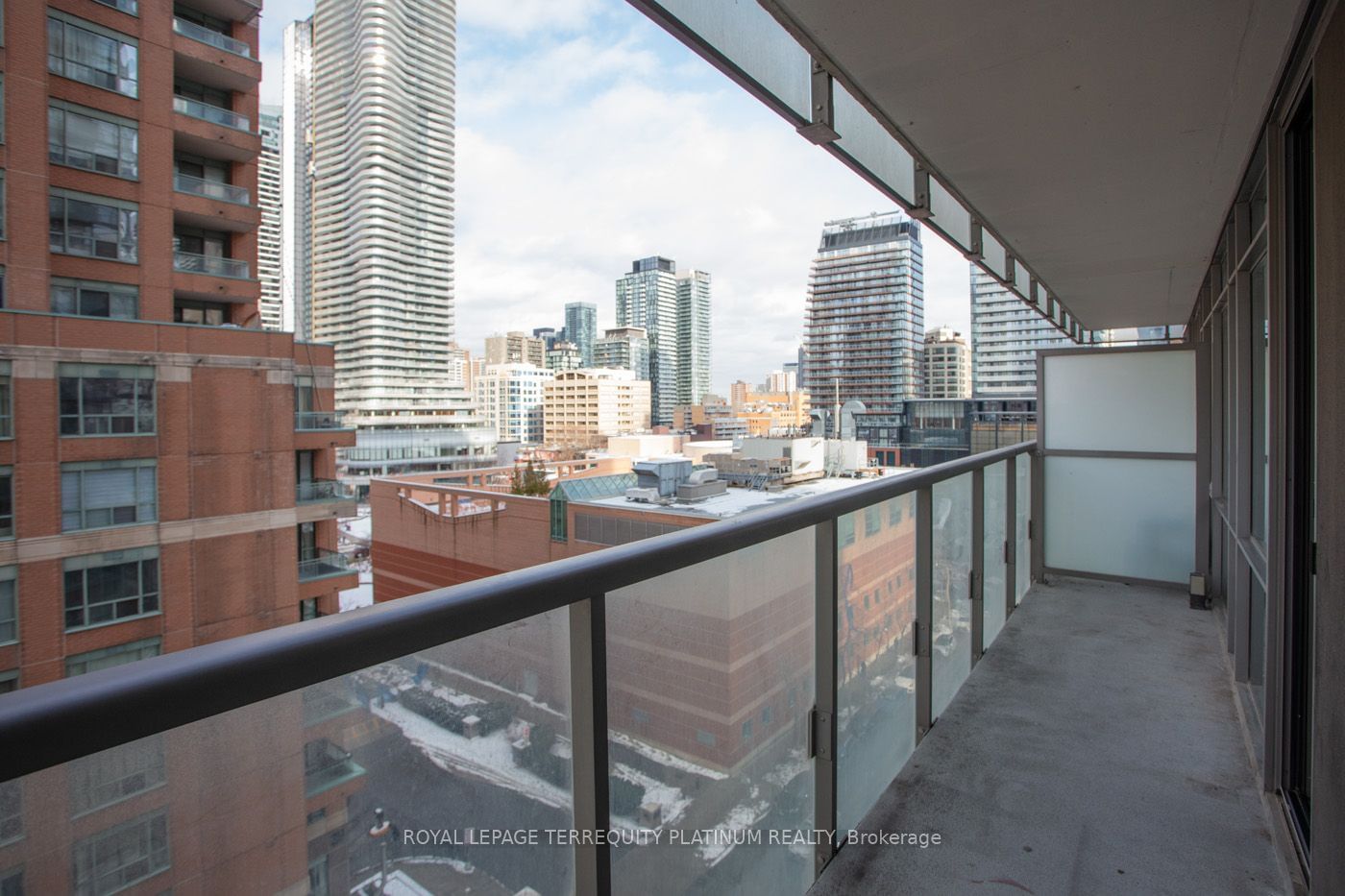 37 Grosvenor St, unit 806 for rent