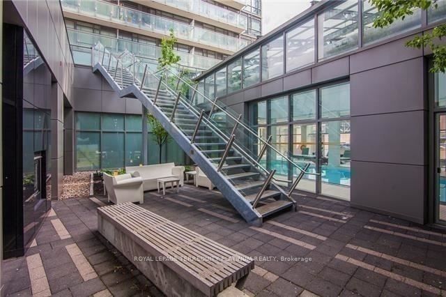 37 Grosvenor St, unit 806 for rent