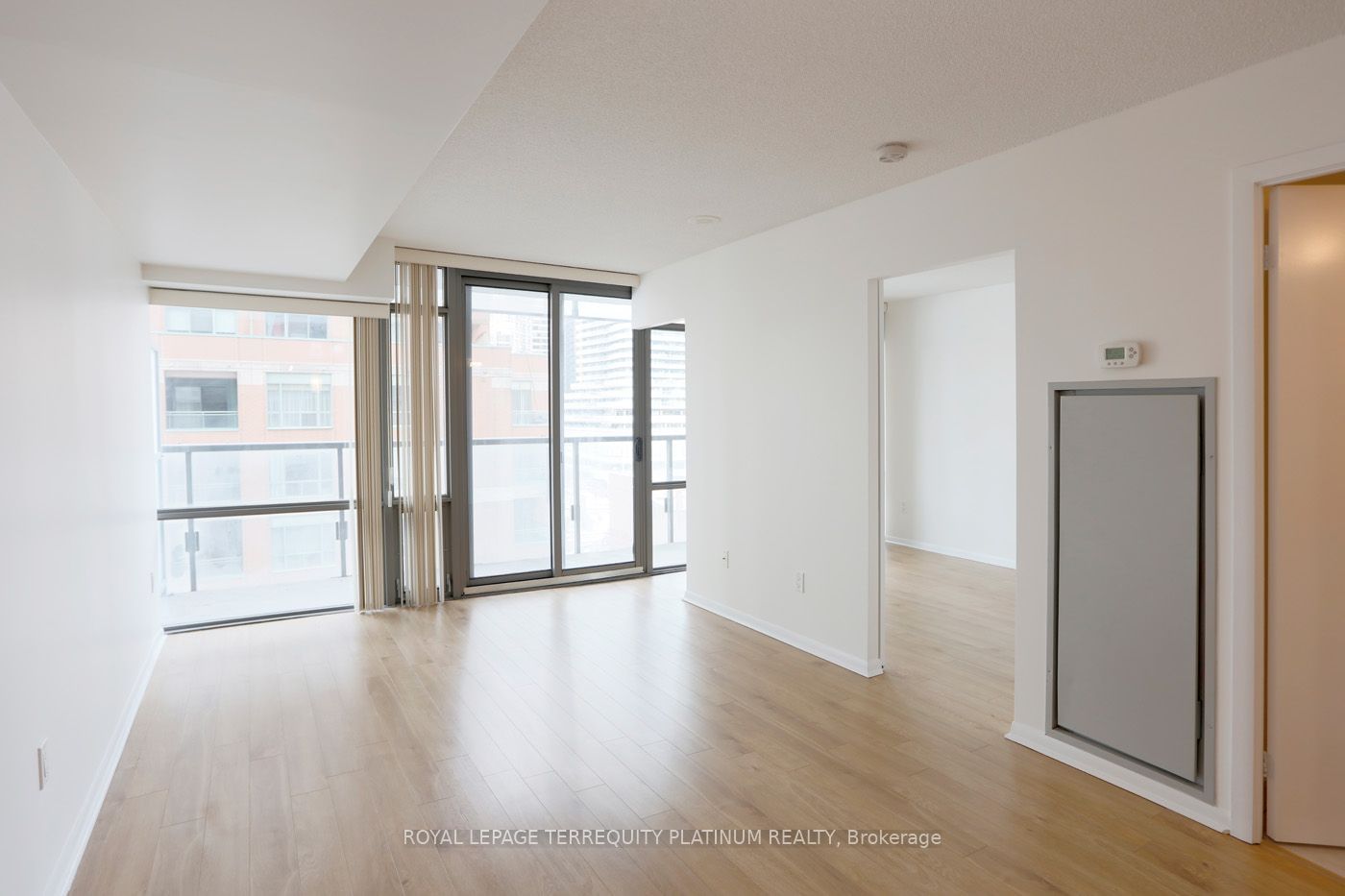 37 Grosvenor St, unit 806 for rent