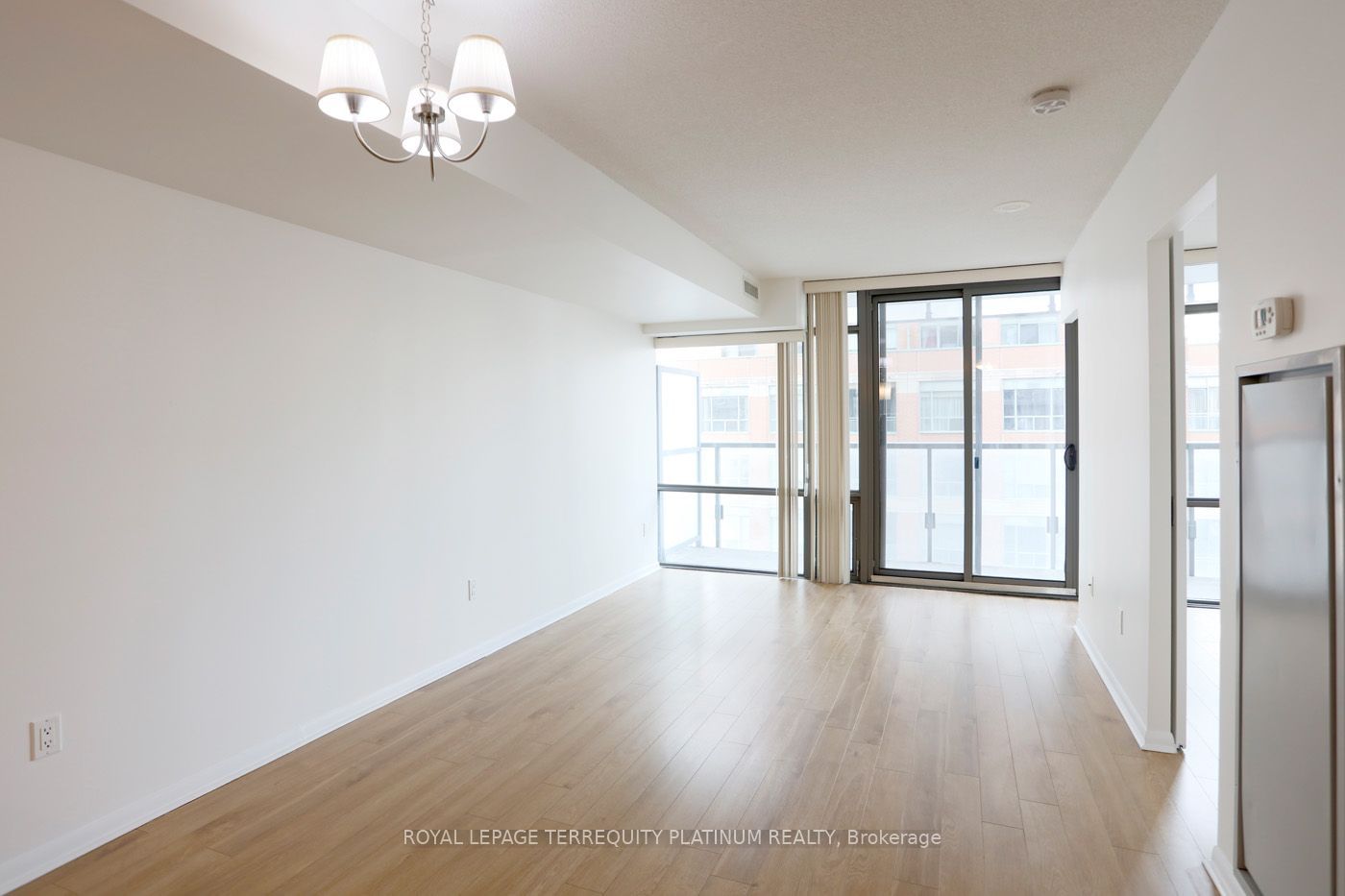 37 Grosvenor St, unit 806 for rent