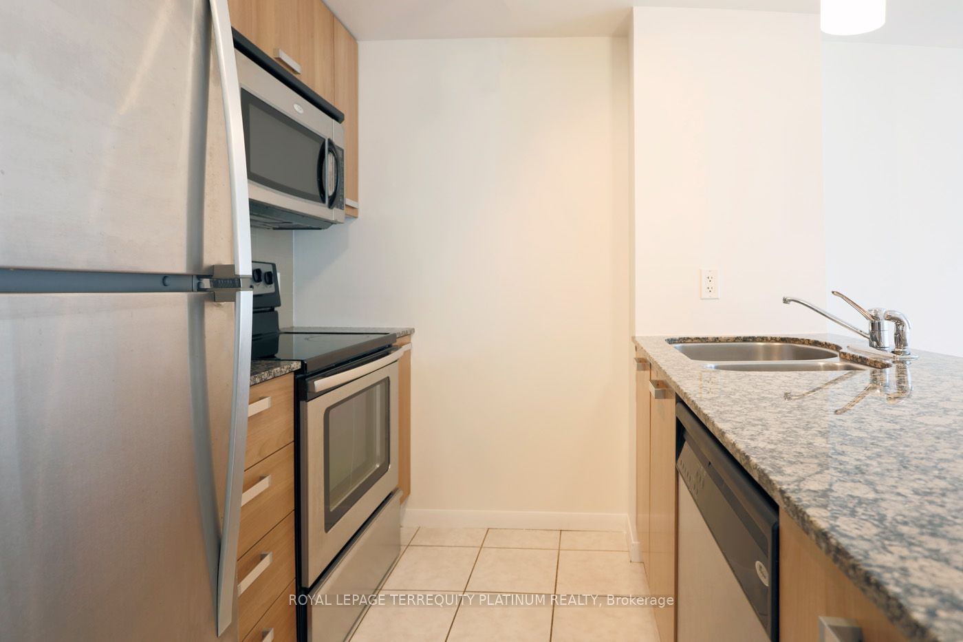 37 Grosvenor St, unit 806 for rent