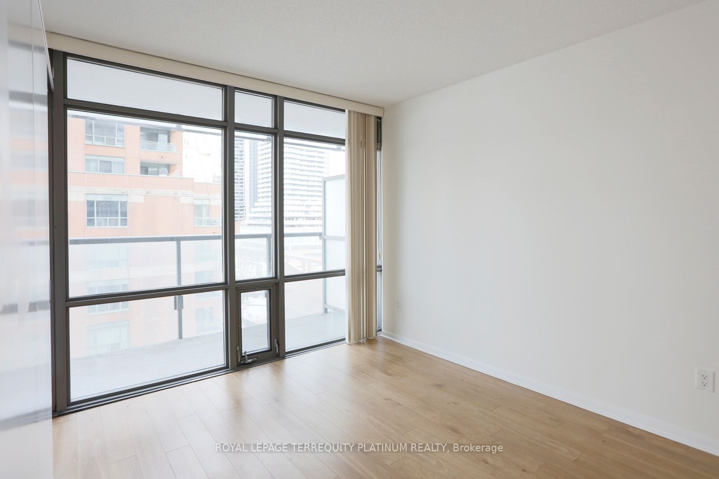 37 Grosvenor St, unit 806 for rent