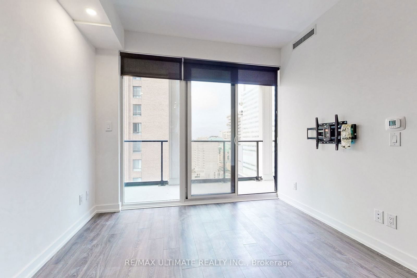 20 Edward St, unit 1913 for rent