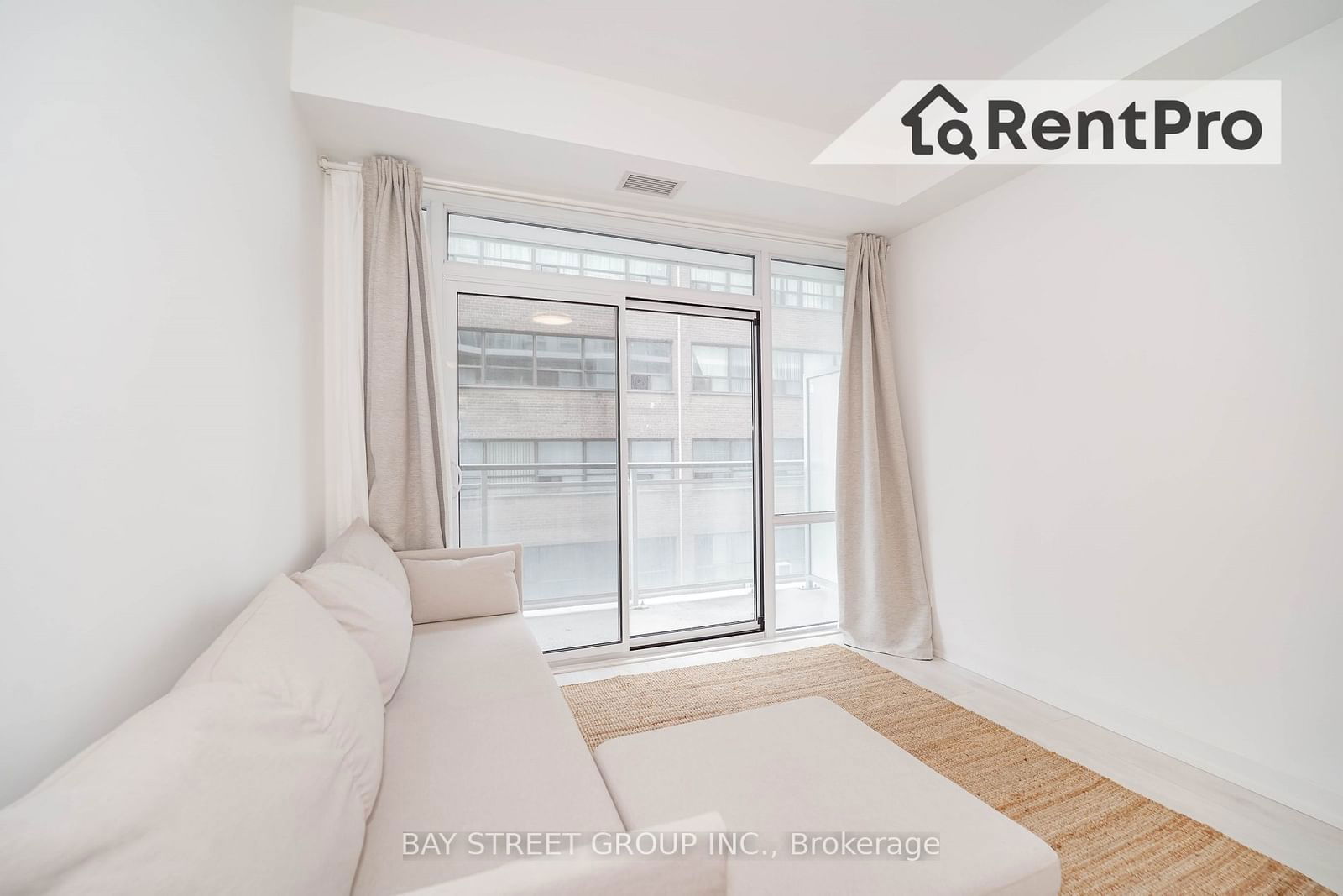 223 St Clair Ave W, unit 515 for rent