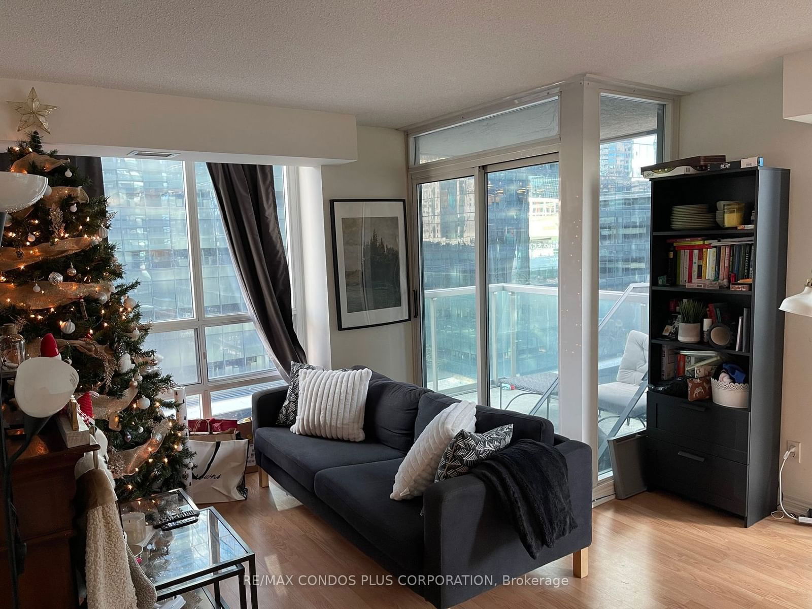 30 Grand Trunk Cres, unit 906 for rent