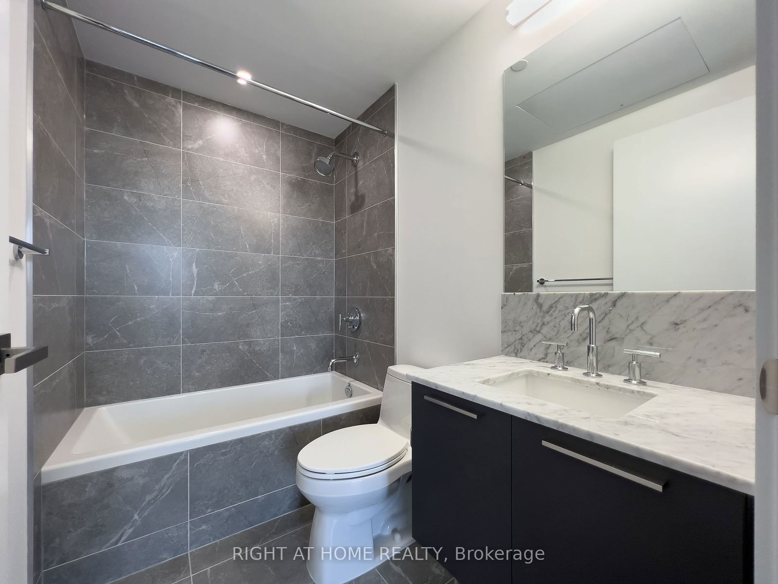 3 Gloucester St, unit 1606 for rent