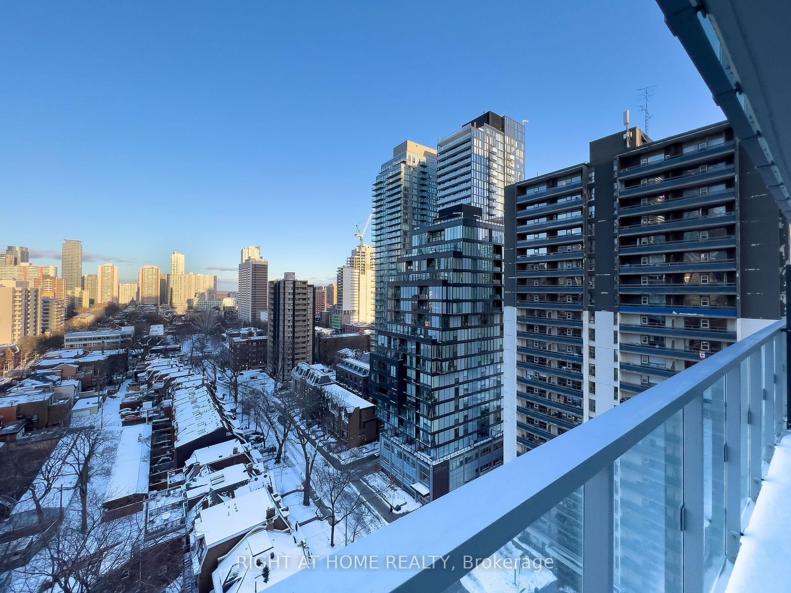 3 Gloucester St, unit 1606 for rent