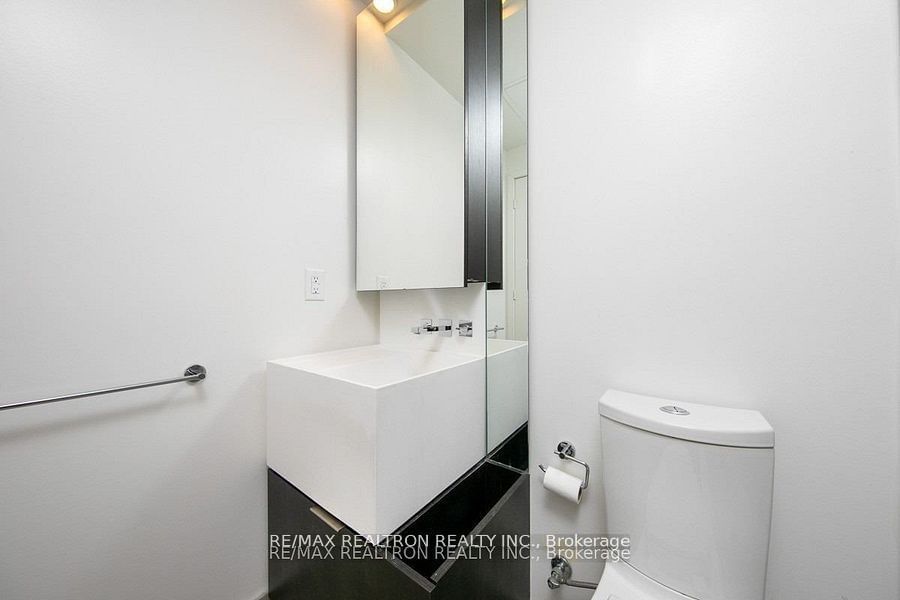 1 Bloor St E, unit 4203 for rent