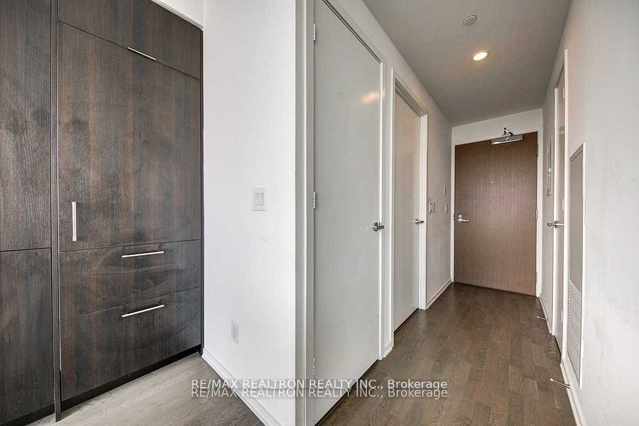 1 Bloor St E, unit 4203 for rent