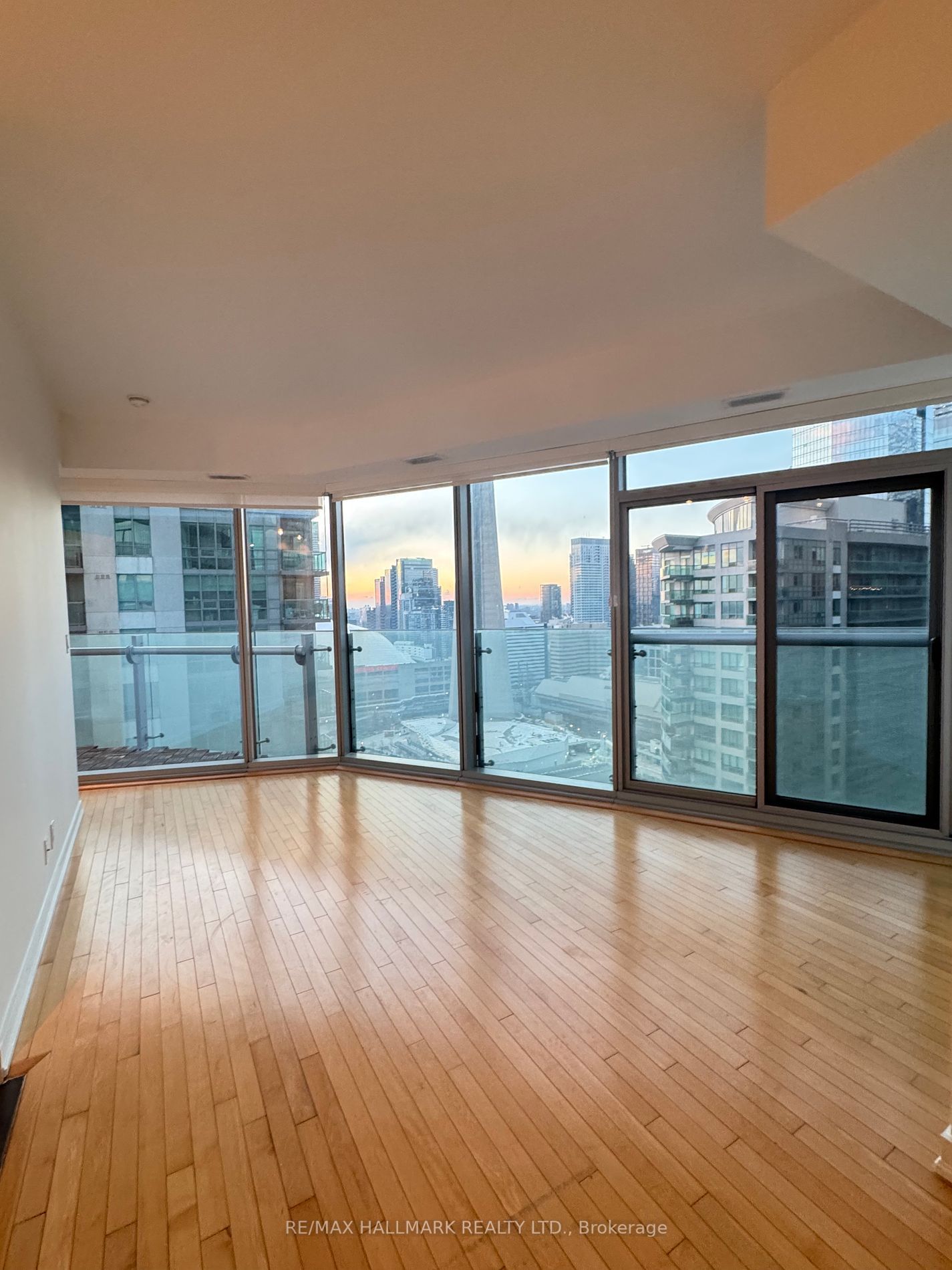 12 York St, unit 2807 for rent