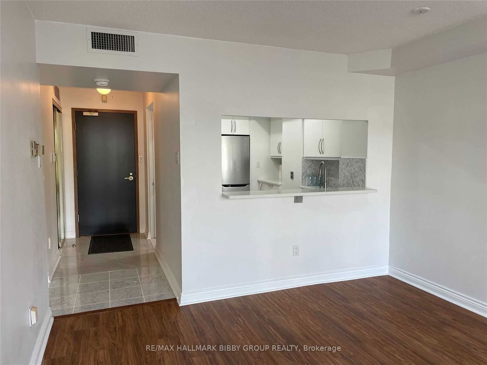 7 Broadway Ave, unit 412 for rent