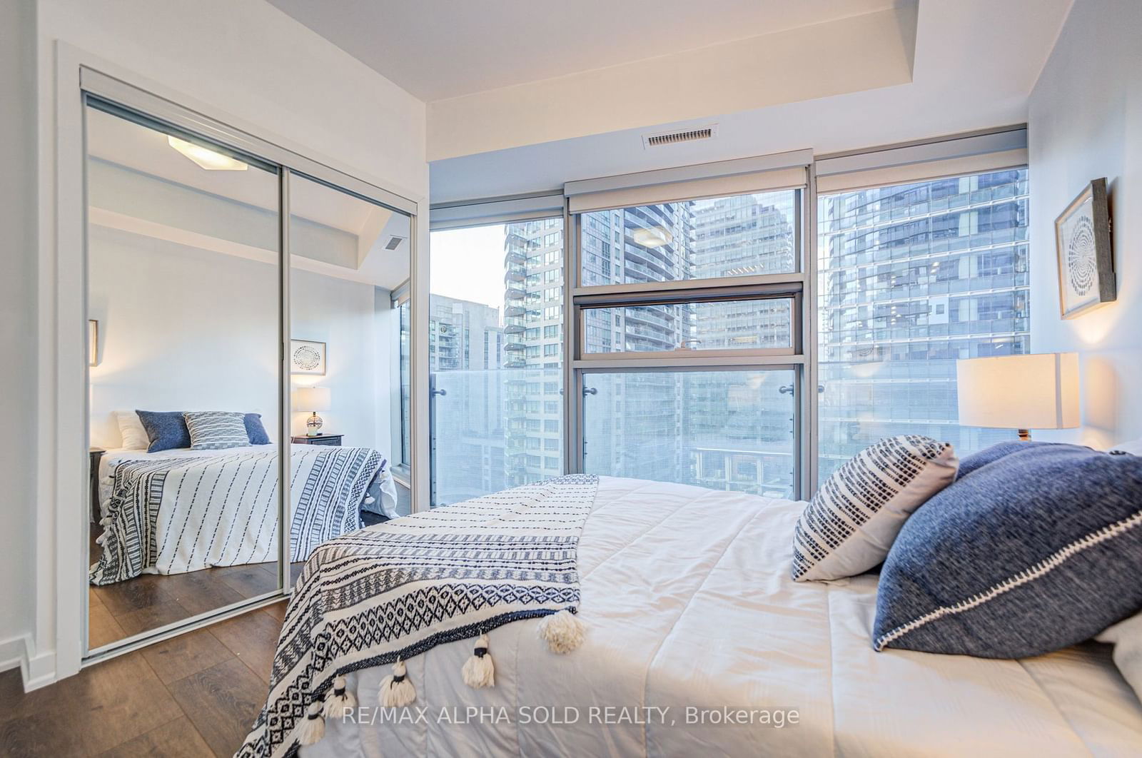 12 York St, unit 707 for sale