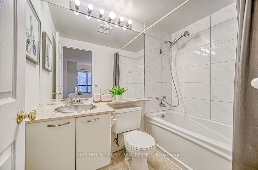 55 Bloor St E, unit 607 for sale